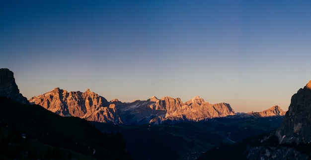 Foto montagne rocciose al tramonto