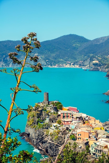 Скалистый морской берег Лигурийский вид на море в деревне Вернацца Cinqe Terre Италия