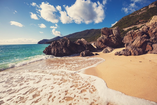 Photo rocky seascape on a sunny day view of sunny bay galapinhos beach setubal portugal