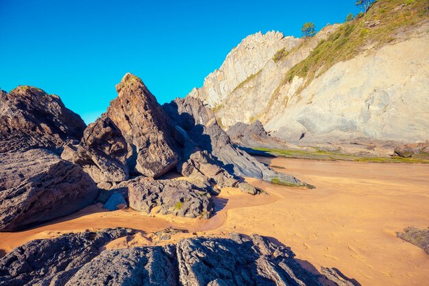 Скалистый берег в солнечный день Playa di Laga Bizkaia Испания