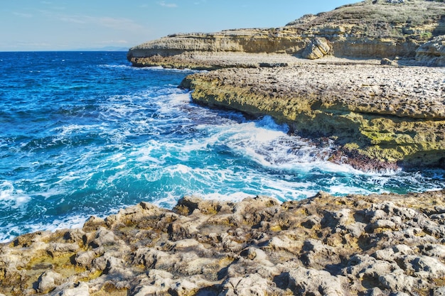 イタリアのサルデーニャ島の岩の多い海岸と青い海
