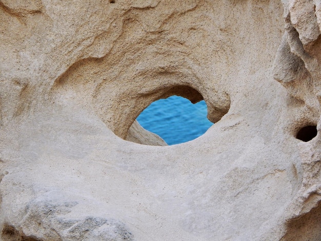 カスピ海の岩だらけの海岸 岩の穴 2019 年 7 月 16 日 カザフスタン マンギスタウ地方