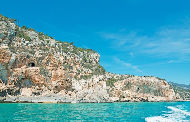 Costa rocciosa nel golfo di orosei sardegna