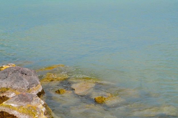 Foto riva rocciosa del lago balaton in ungheria