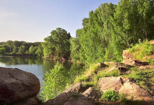 La sponda rocciosa del lago