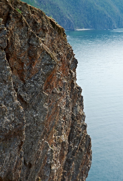 Photo rocky shore near cape khoboy olkhon island