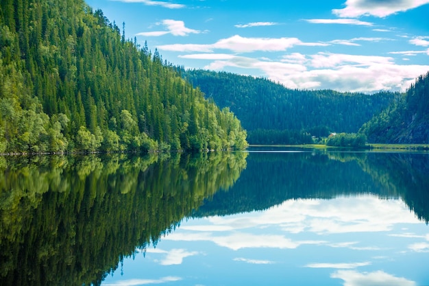 写真 山の湖の岩礁海岸 ノルウェーの美しい自然 湖の空の反射