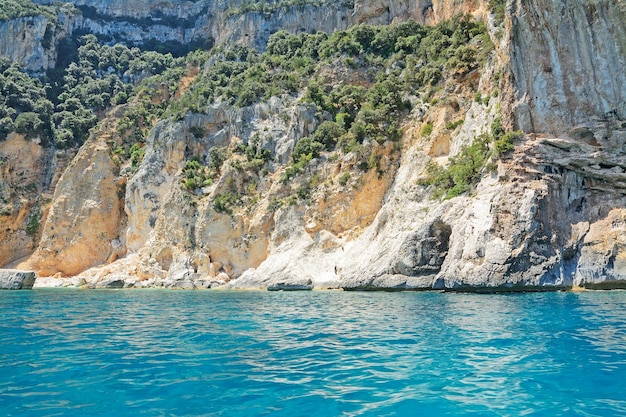 Orosei Gulf Sardinia의 바위 해안
