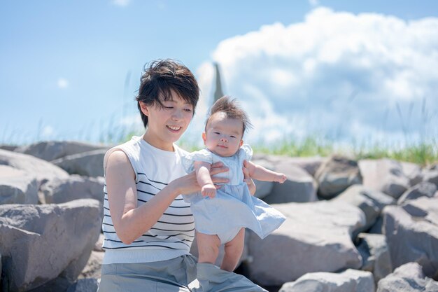 写真 岩の多い海岸線と親子