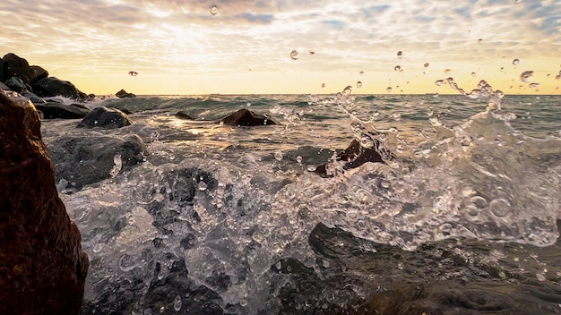 写真 ロッキー・ショートライン 海辺の自然 海の波のスプラッシュ