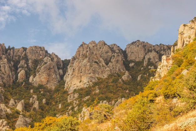 Demerdzhi 산맥의 바위 경사면