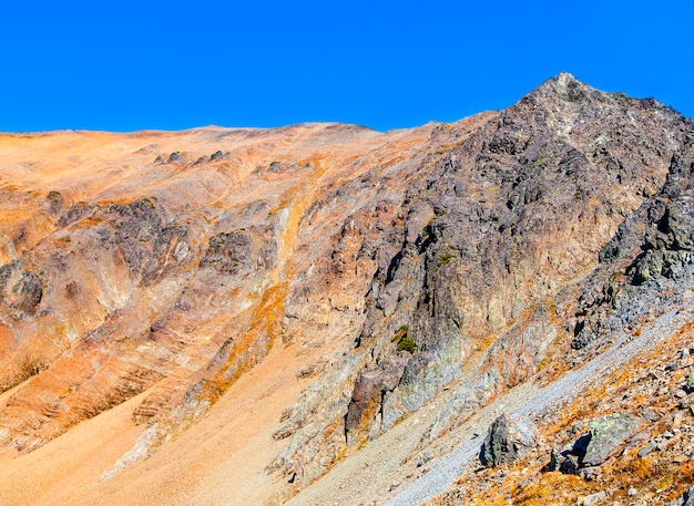 秋の火山Vachkazhetsの岩が多い斜面。