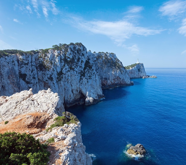 レフカス島の岩が多い南岬と灯台ギリシャ イオニア海