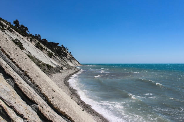 Spiaggia selvaggia rocciosa