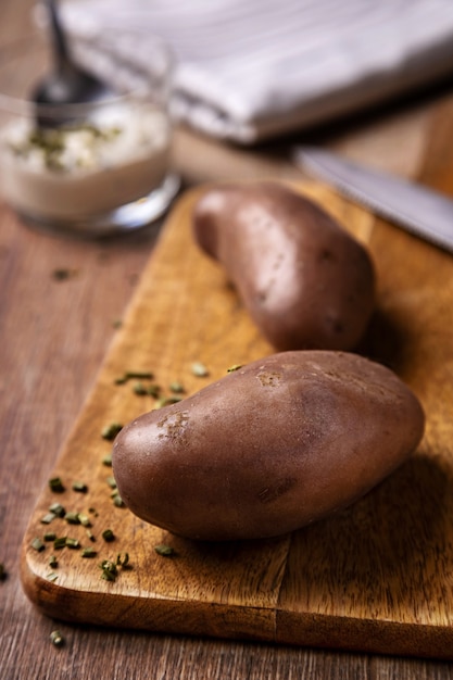 Foto rode aardappel gepresenteerd op een houten bord