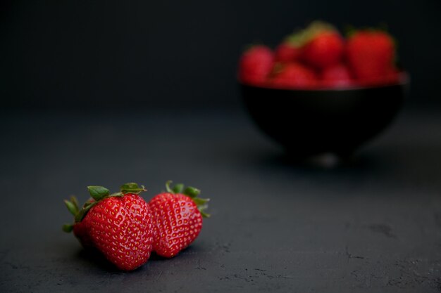 Rode aardbeien op een zwarte achtergrond