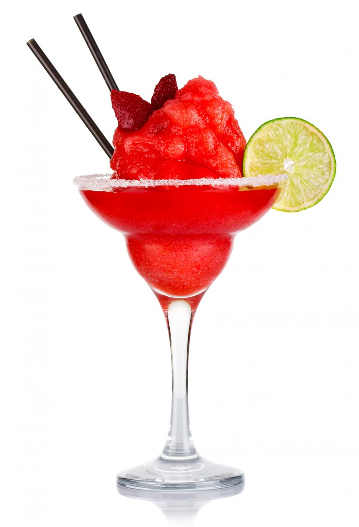 Rode alcohol cocktail met fruit ijs crush en kalk plakjes geïsoleerd