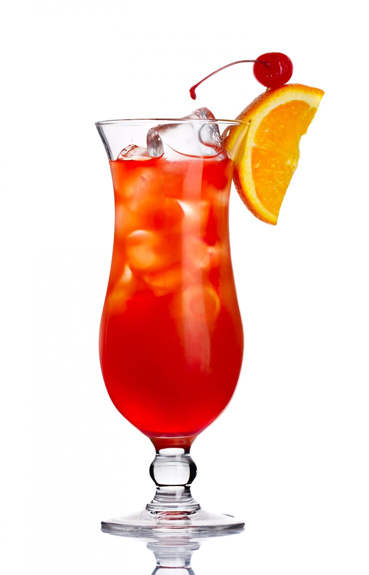 Rode alcoholcocktail binnen met oranje geïsoleerde plak