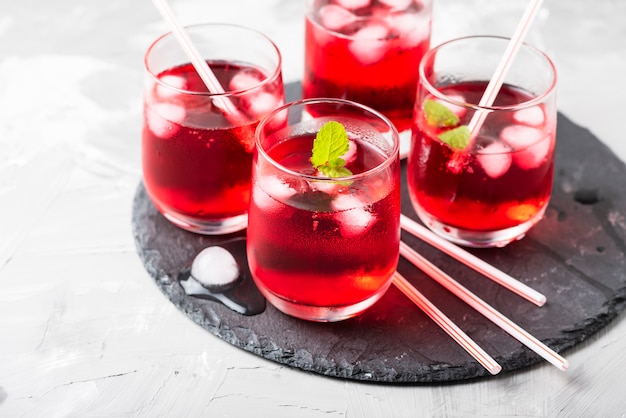 Rode alcoholische cocktail met ijs en munt