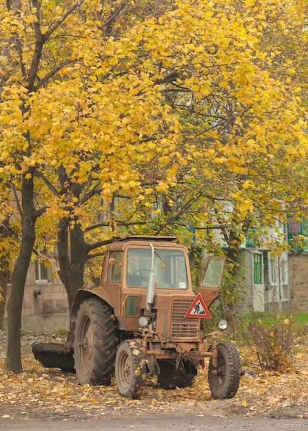 Rode antieke tractor