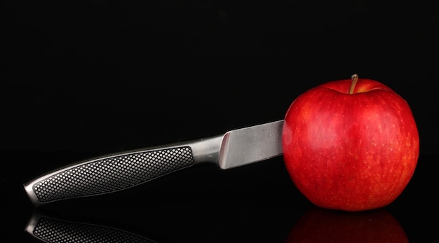 Rode appel en mes op geïsoleerd op zwart