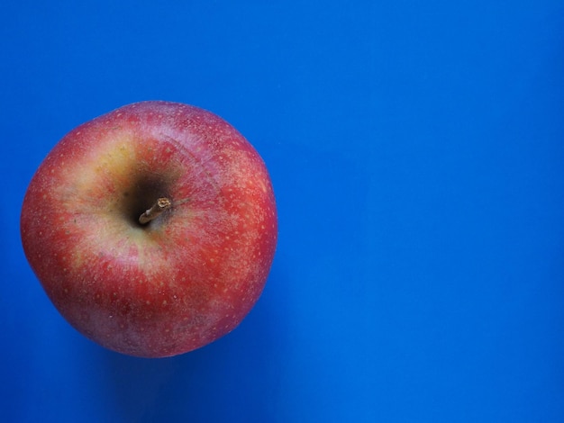 Rode appel fruit eten over blauw