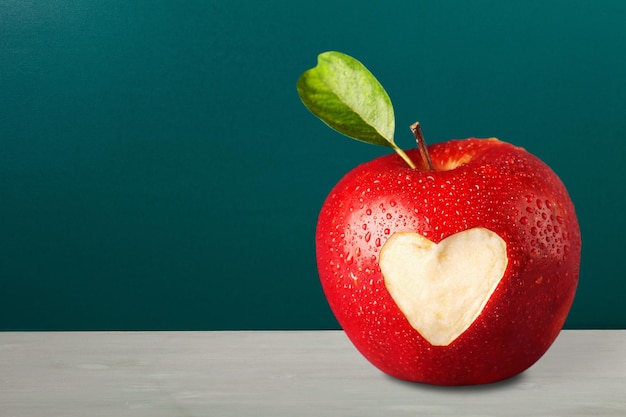 Rode appel met een hartvormig