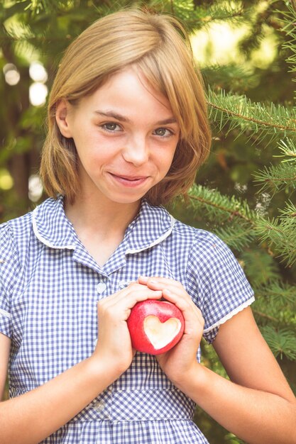 Rode appel met hartvorm - cadeau van liefde