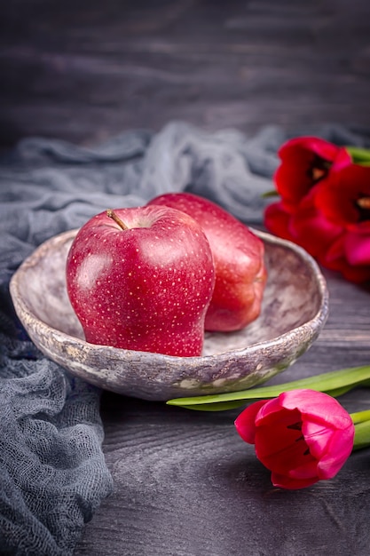 Rode appels en lentebloemen tulpen