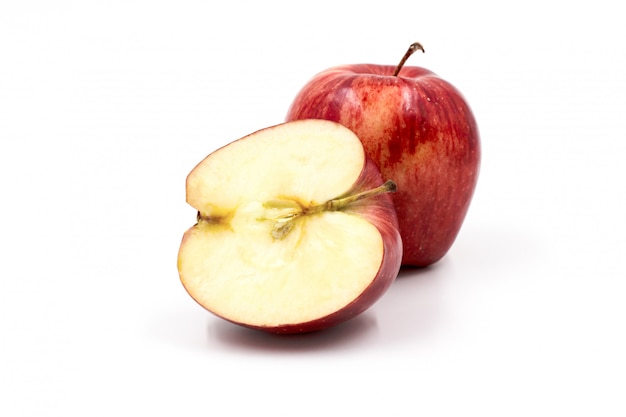Rode appels geïsoleerd op een witte achtergrond.