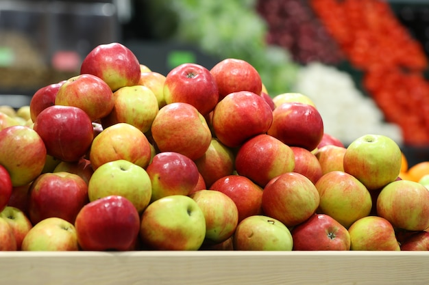 Rode appels in de supermarkt