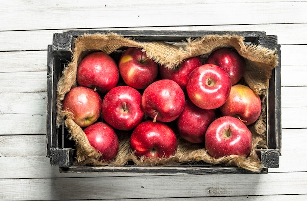 Rode appels in een doos.