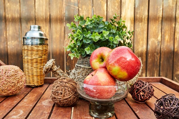 Rode appels in een stilleven op een bruine houten achtergrond