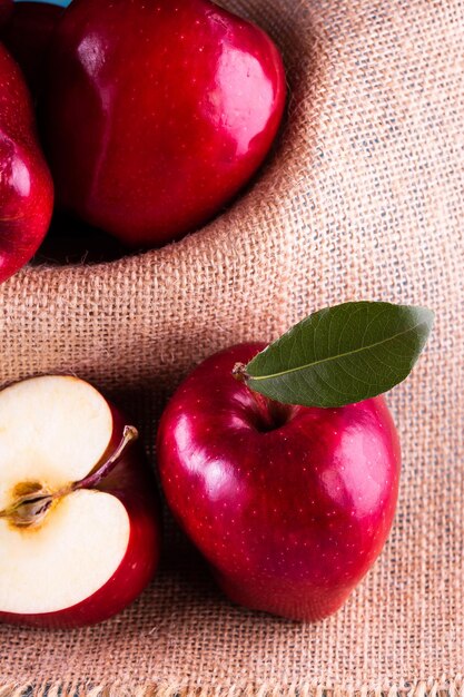 Rode appels met bladeren op de tafel