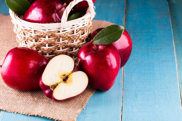 Rode appels met bladeren op tafel