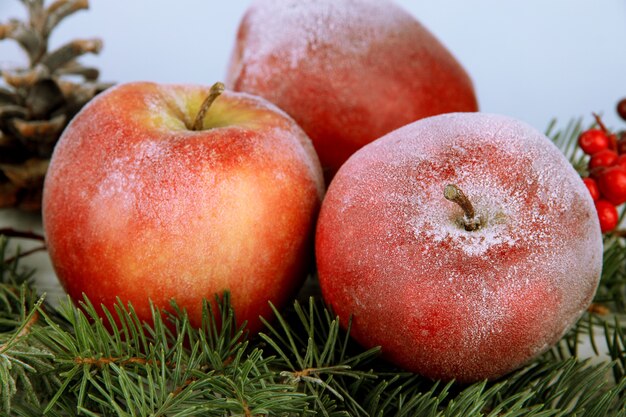 Rode appels met dennentak close-up