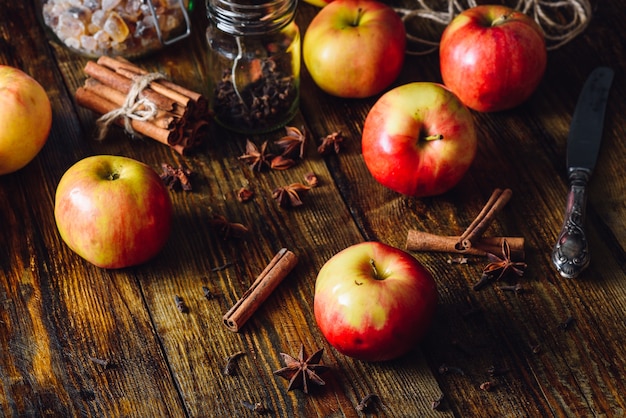 Rode appels met verschillende kruiden voor het koken van appeltaart.