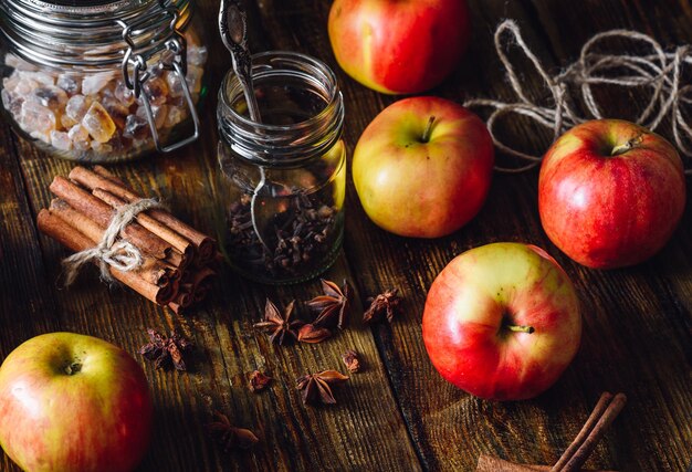 Rode Appels Met Verschillende Kruiden