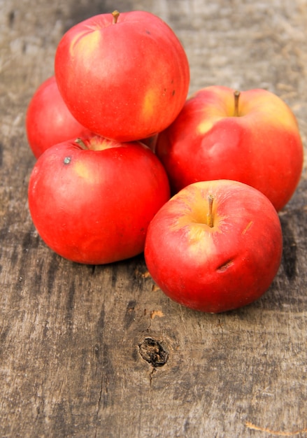 Rode appels op de houten achtergrond