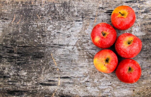 Rode appels op de houten achtergrond