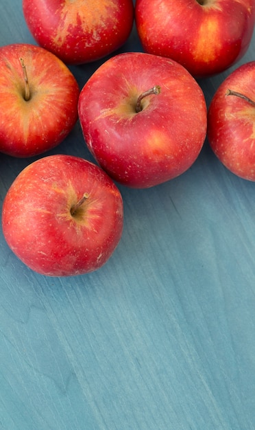 Rode appels op een blauwe tafel