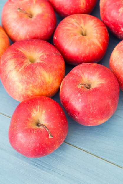 Rode appels op een blauwe tafel