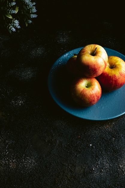 Rode appels op een donkere houten tafel