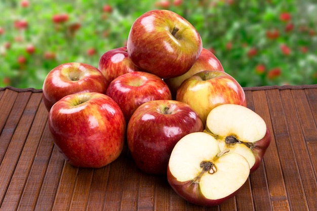 Rode appels op een houten oppervlak. vers fruit