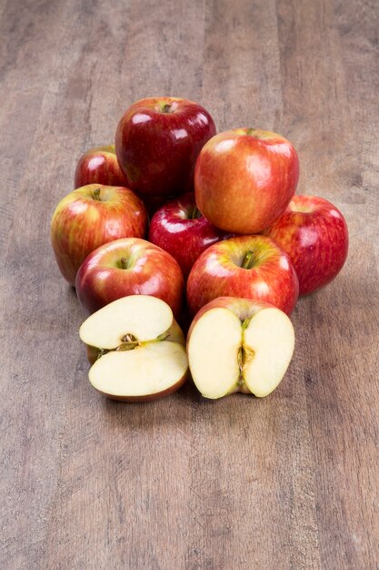 rode appels op een houten oppervlak. Vers fruit