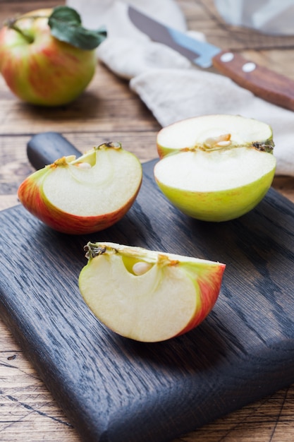 Rode appels op een houten tafel