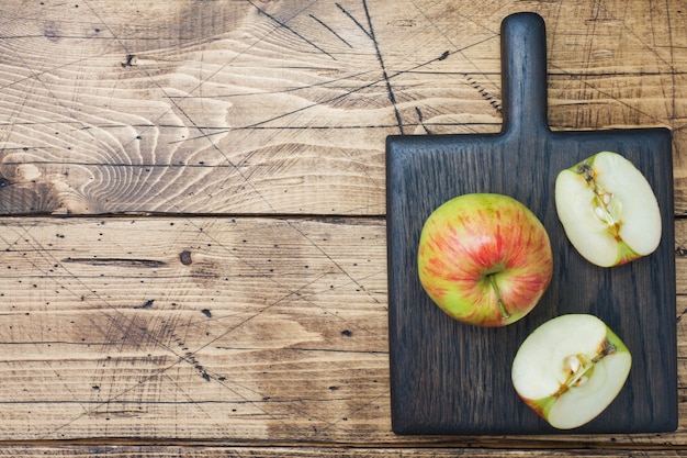 Rode appels op een houten tafel