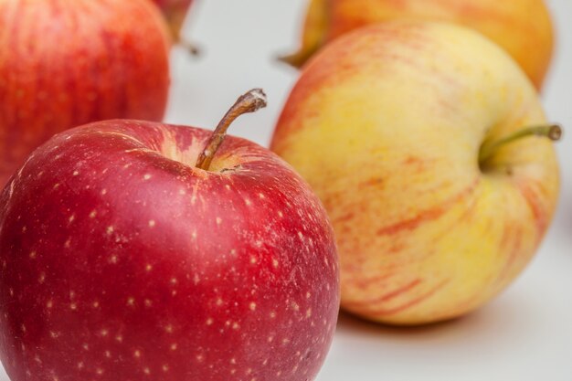 Rode appels op een tafel