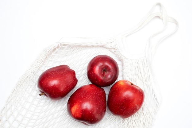 Foto rode appels op een witte eco-boodschappentas