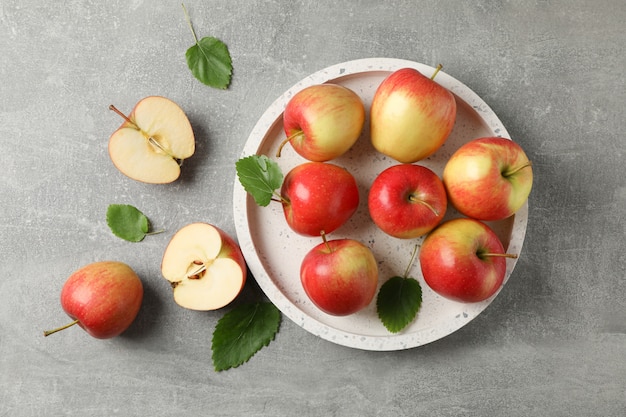 Rode appels op grijze tafel